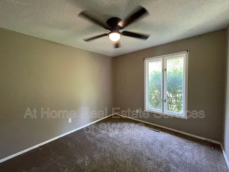 1236 W Winkler St — Photo 9
