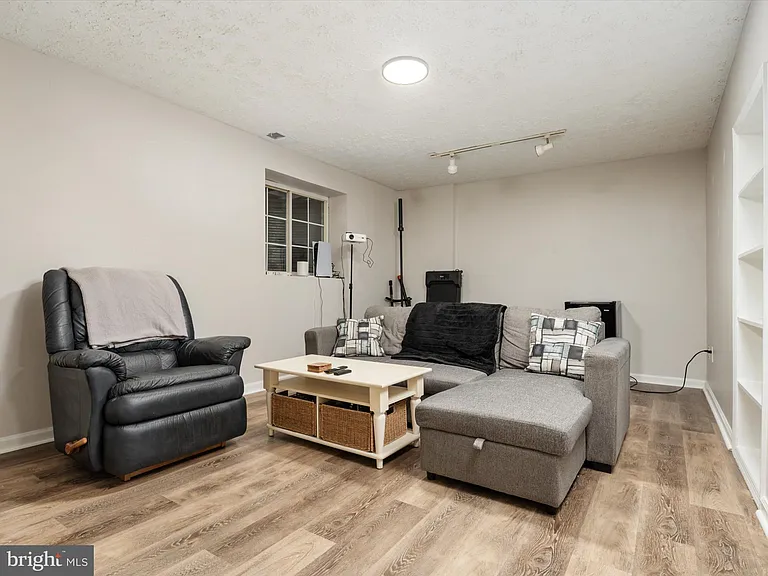 2139 Commissary Cir — Photo 33