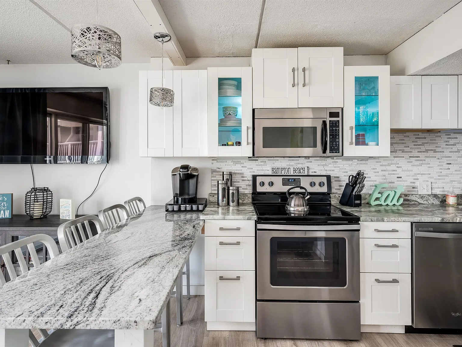 Bailey's Condos — Photo 4