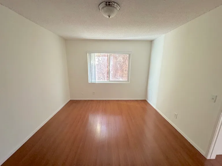 447 W Elk Ave #3 — Photo 5