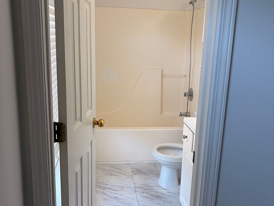 1st image of 113 Willow Point Ln
