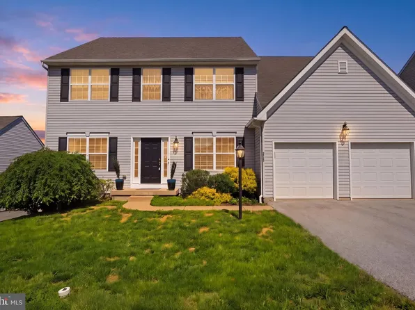 215 Azalea Dr, Windsor, PA 17366