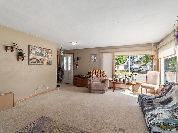 3rd image of 602 20th Avenue W