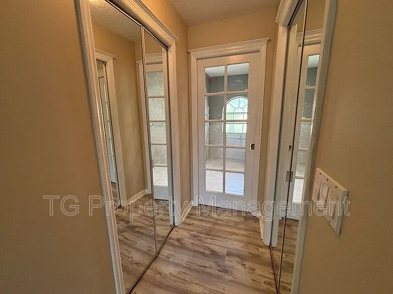 20 Clarendon Ct N — Photo 19