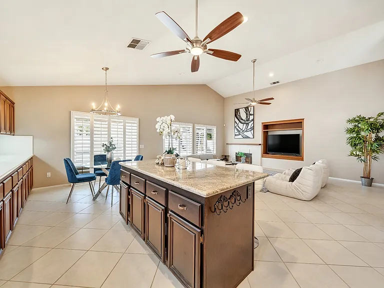 421 Minaret St — Photo 12