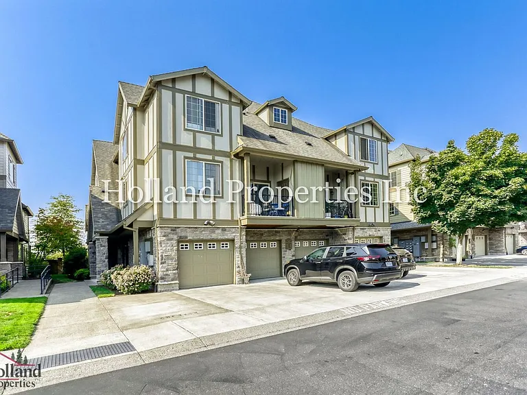 7898 NE Miriam Way — Photo 1