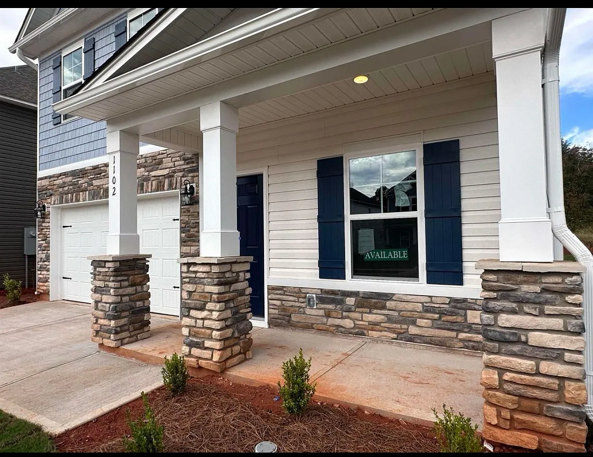 1102 Silverbend Trl — Photo 2