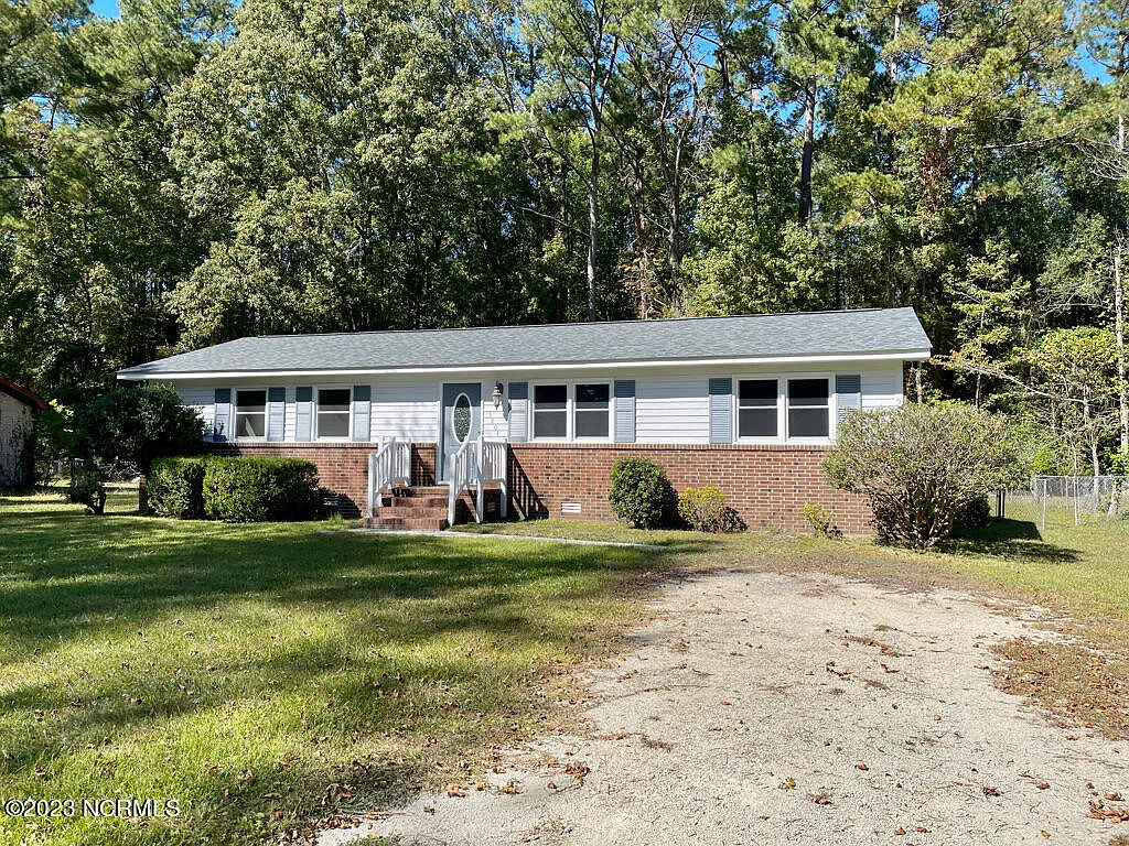 3 bed, 1.5 bath, 1350 sqft, $1,700 — Photo 2