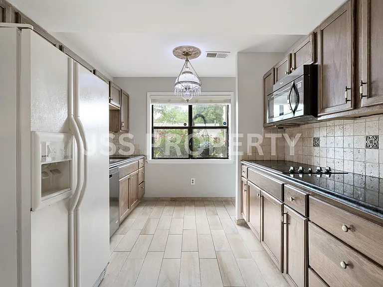 2267 Cheshire Dr — Photo 8