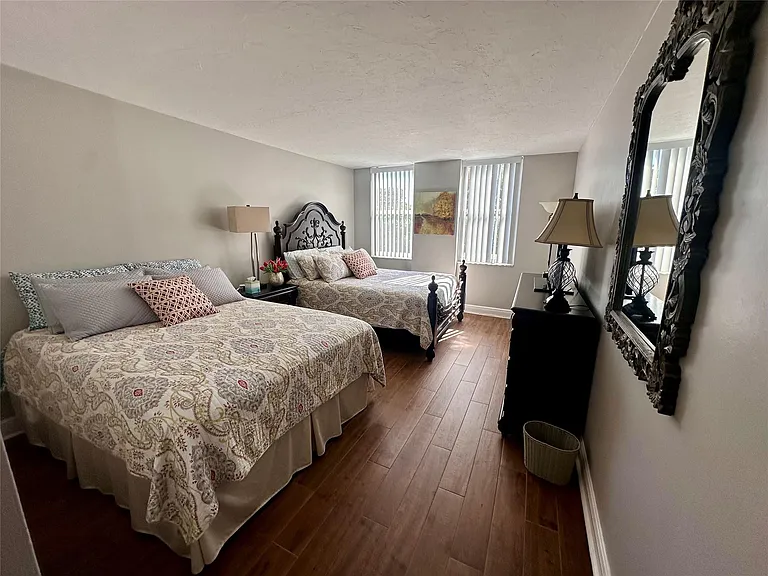 1147 Hillsboro Mile #214 — Photo 33