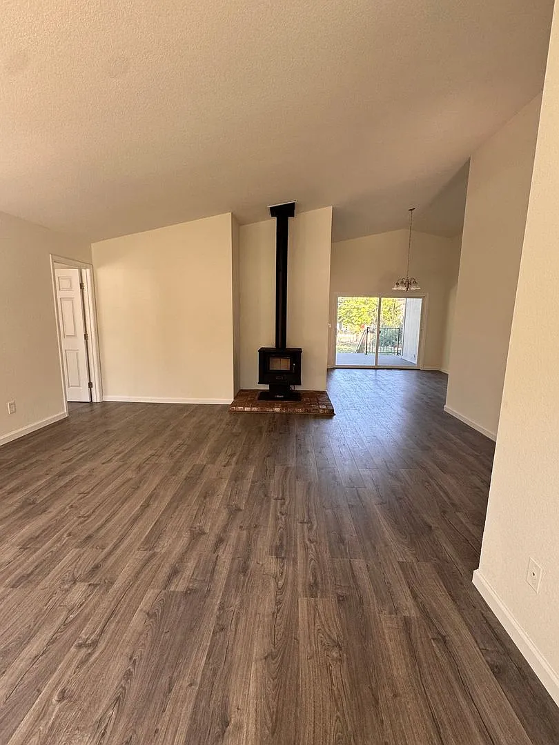 Beautifully Renovated Single-Story Home in Gated Lake of the Pines- single level huge lot! — Photo 3