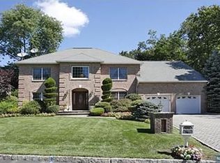 2 Stonewall Ct, Woodcliff Lake, NJ 07677