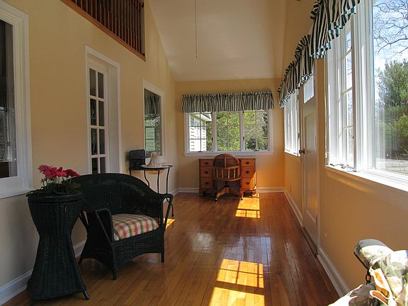 3rd image of 21 Oak St