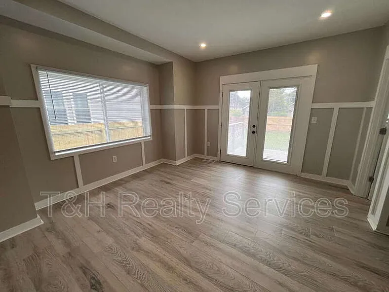 608 N Gray St — Photo 7