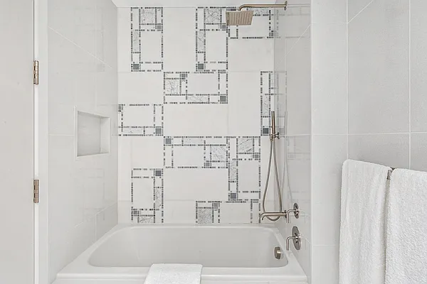 Rented by Extell Marketing Group LLC | media 30