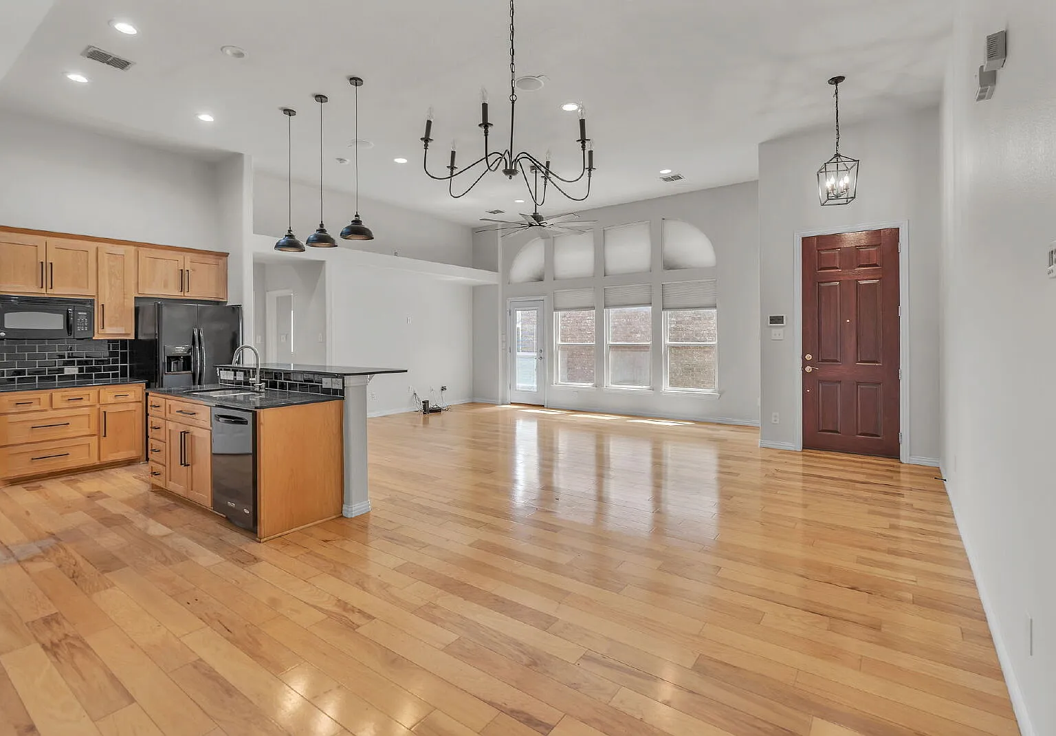3 bed, 2.0 bath, 1800 sqft, $2,600 — Photo 4