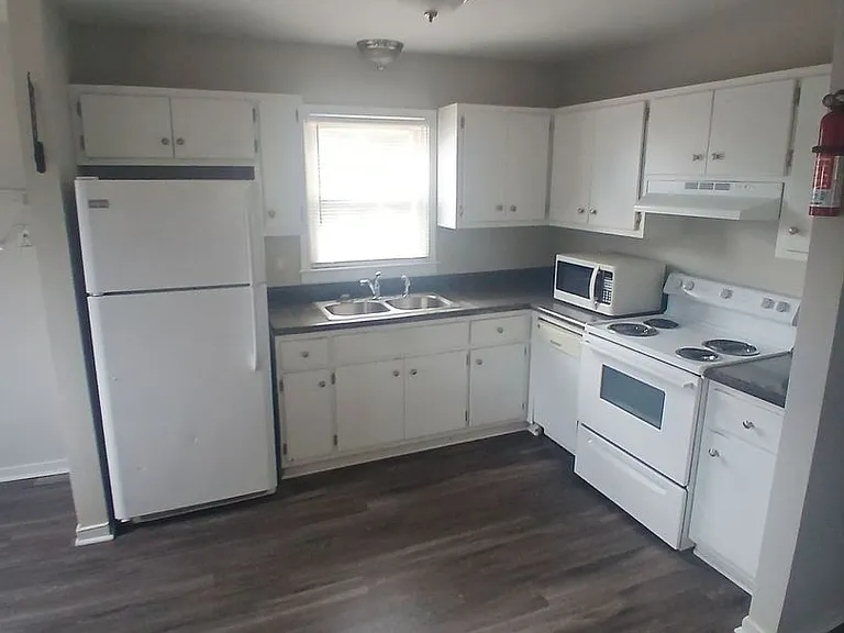 727 Savannah Ave — Photo 1