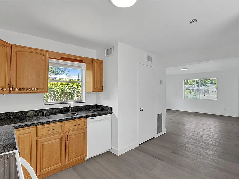 2804 SW 16th St — Photo 10