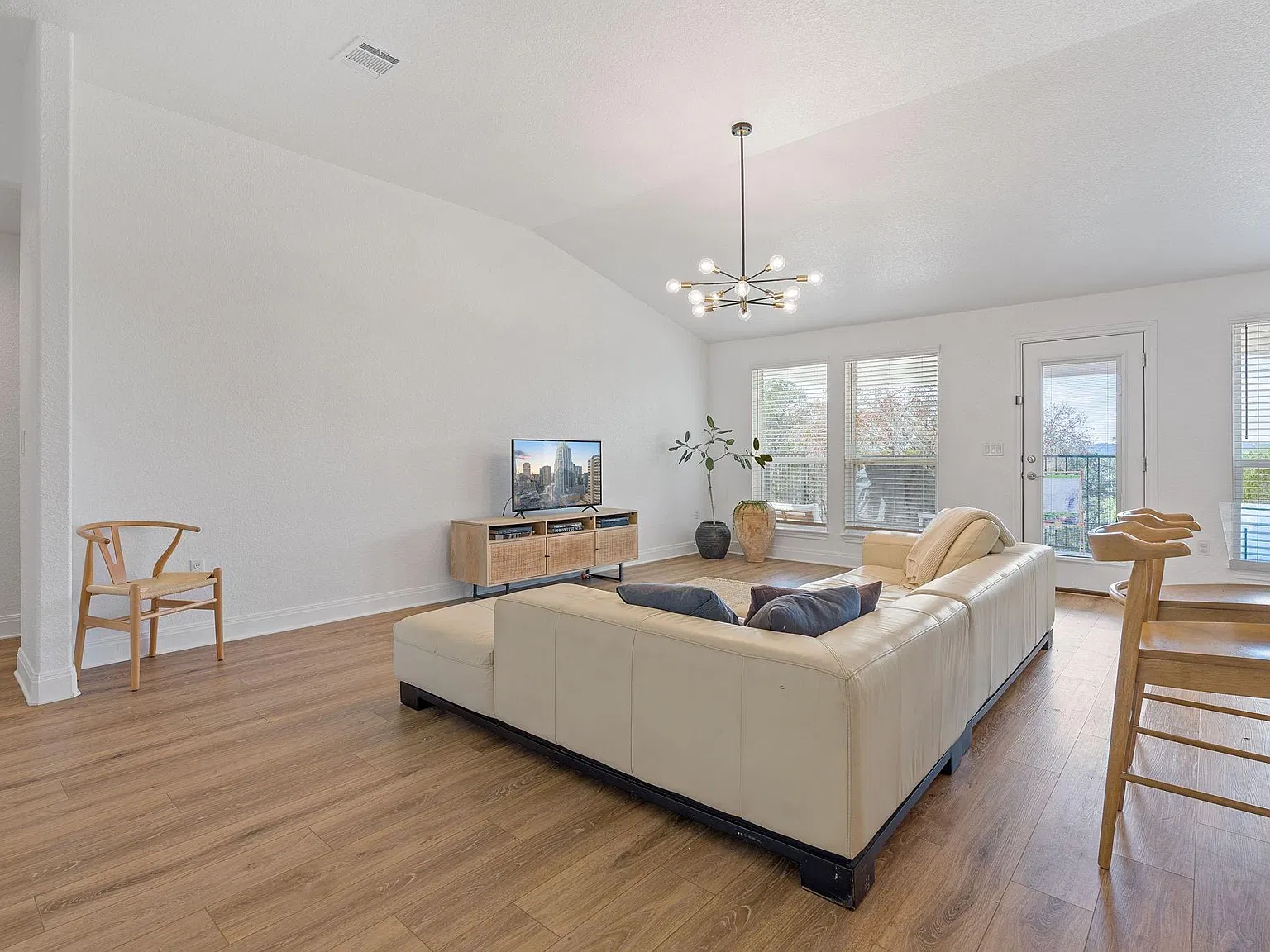 4 bed, 2.0 bath, 1837 sqft, $2,500 — Photo 4