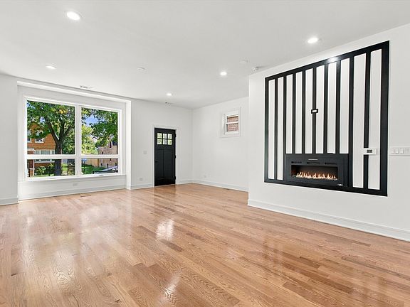 4th image of 904 N Trumbull Ave