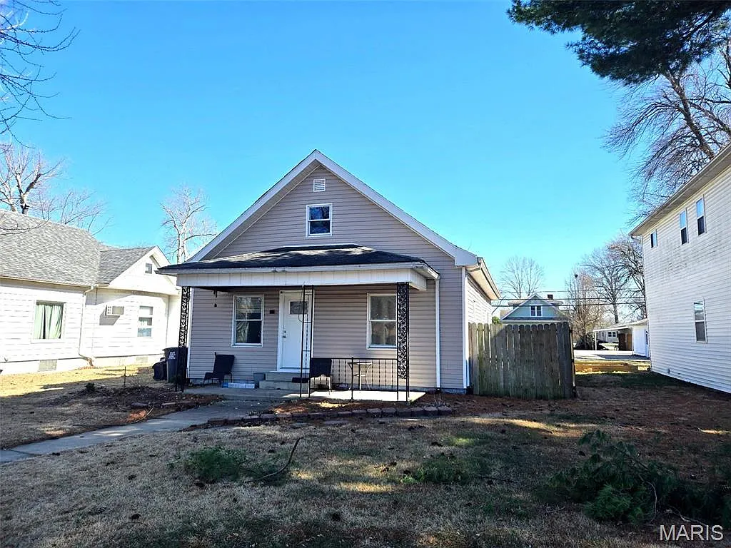 212 E Elm St photo 1