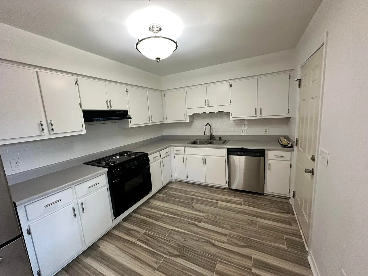 3 bed, 2.5 bath, 1600 sqft, $1,800 — Photo 2