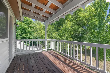 balcony off upstairs bedroom