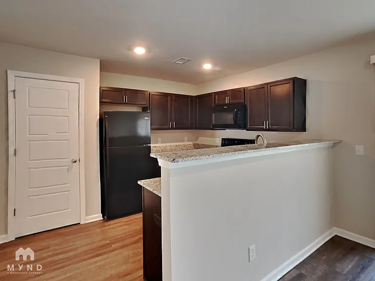 Lake Shore — Photo 112