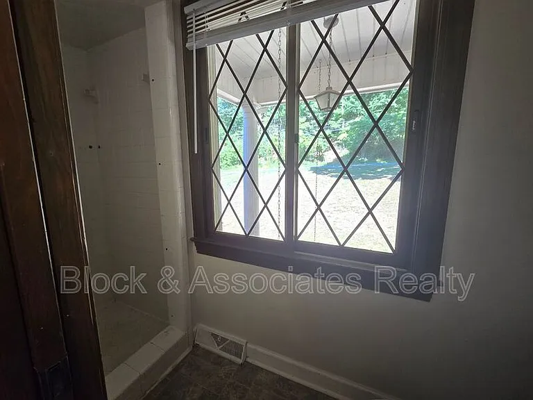 1194 Ingram Dr — Photo 25
