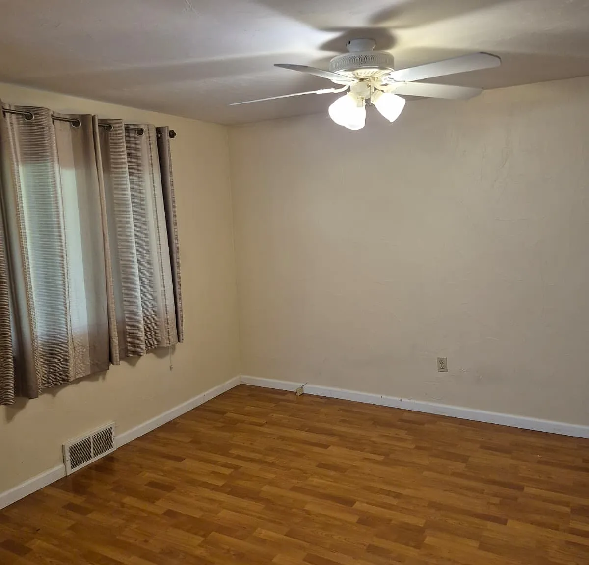 3 bed, 1200 sqft, $1,299 — Photo 4