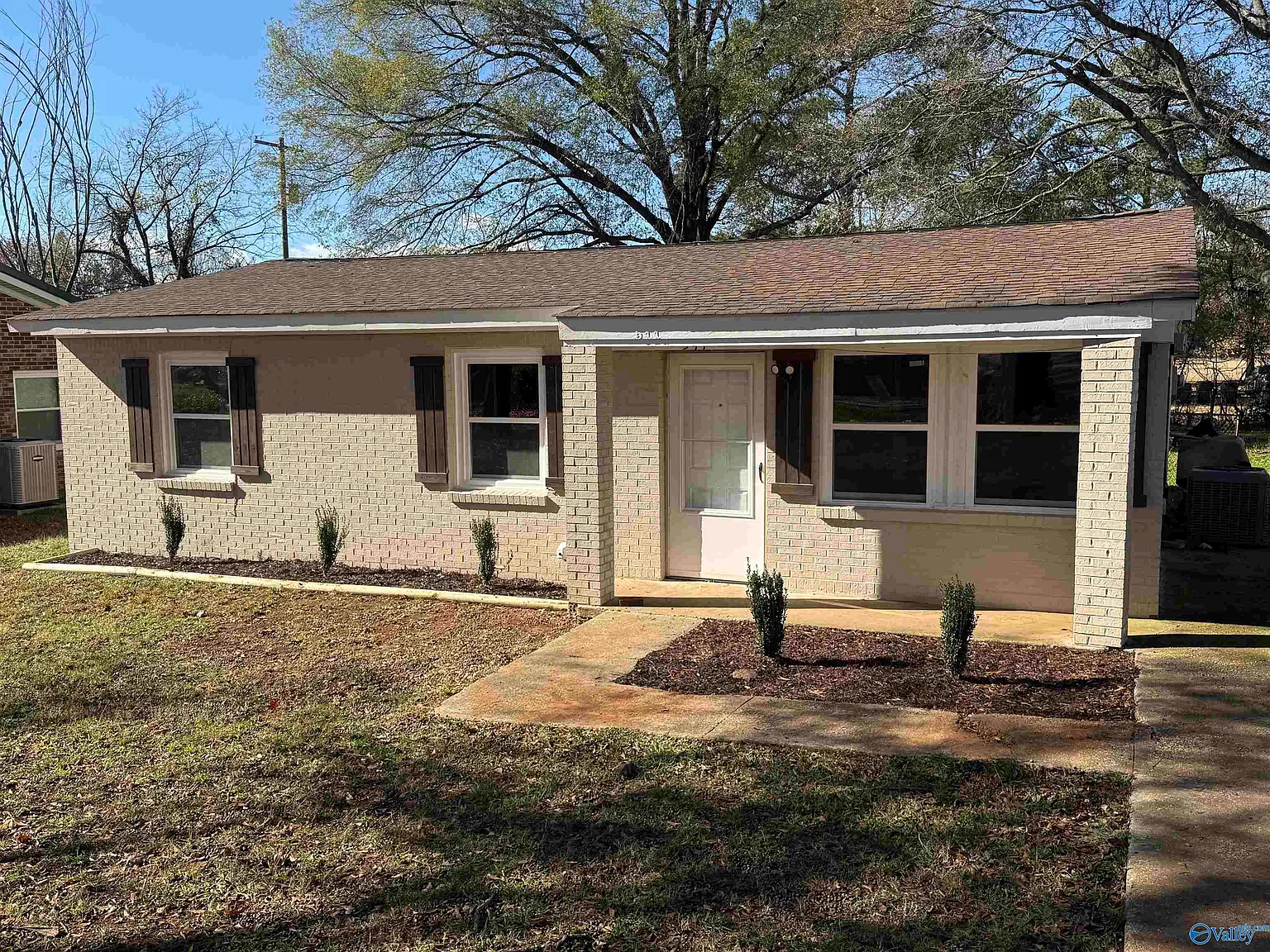 3 bed, 1.0 bath, 900 sqft, $1,450 — Photo 1