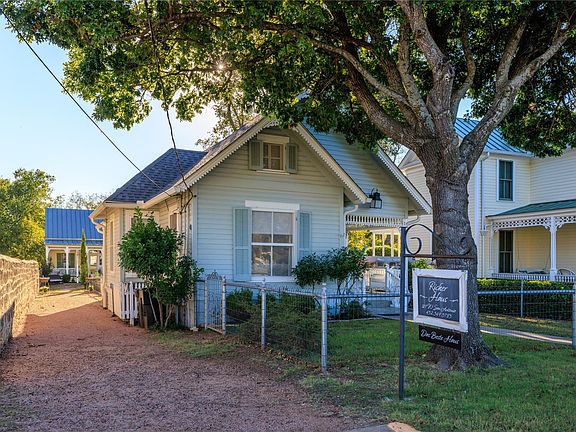 3rd image of 119 W San Antonio St