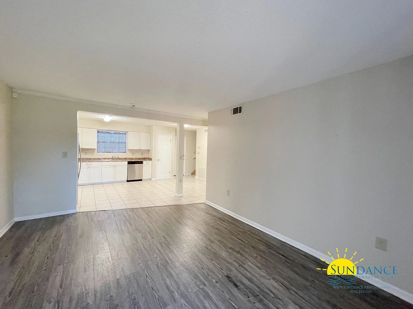 Great 3BR Townhome in Shalimar! — Photo 4