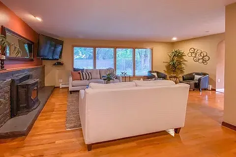 3 bed, 2206 sqft, $3,495 — Photo 2