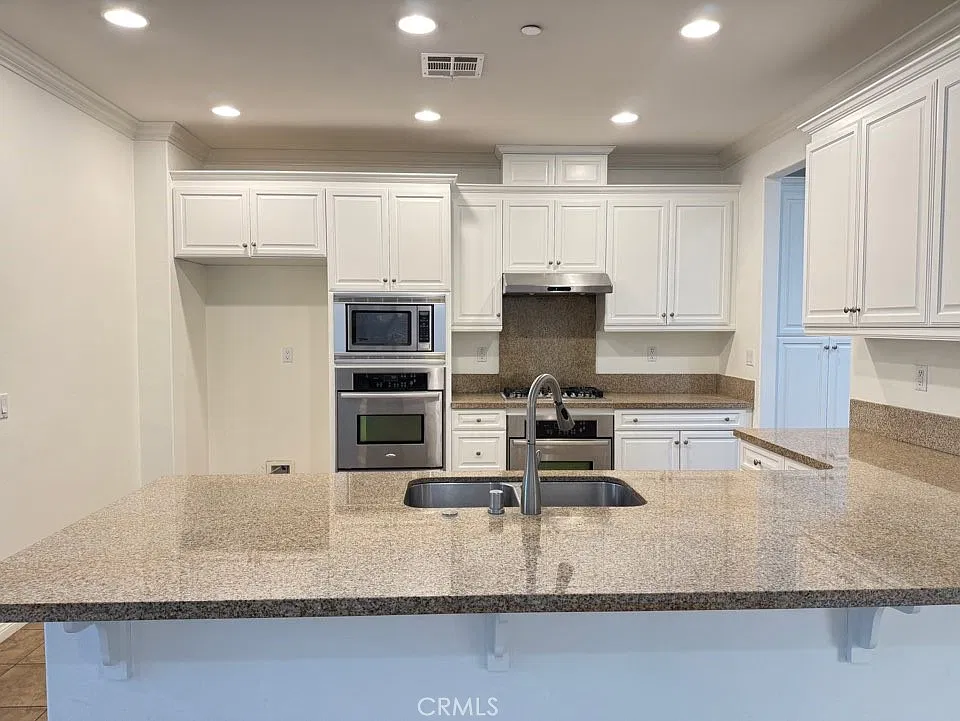 3 bed, 2.5 bath, 2159 sqft, $4,800 — Photo 2