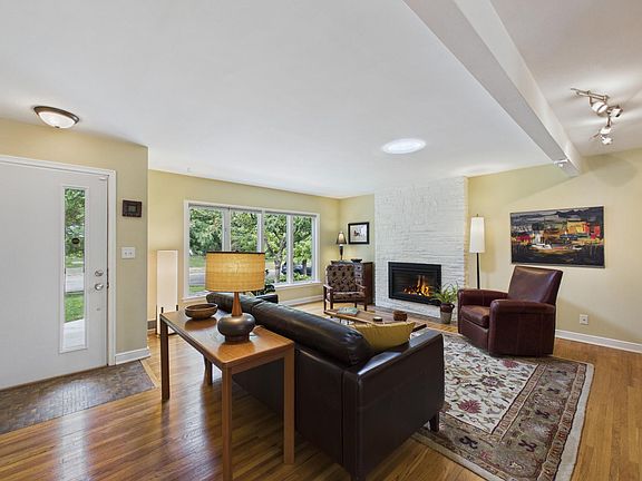 3rd image of 1786 Saunders Ave