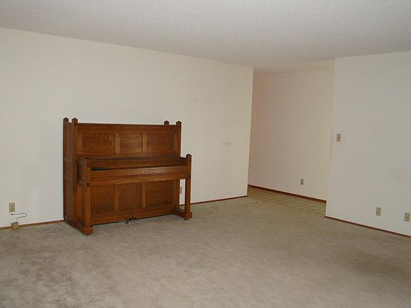 5th image of 858 Claremont Dr