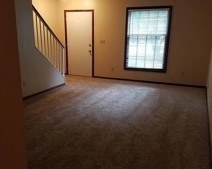713 Lakeview Dr — Photo 5