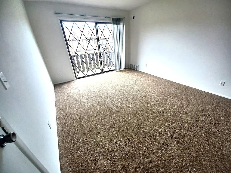 Charter Oaks Apartments — Photo 38