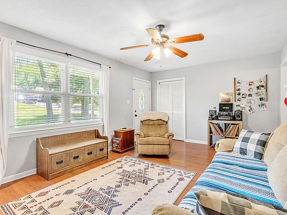 5th image of 876 Beverly Dr