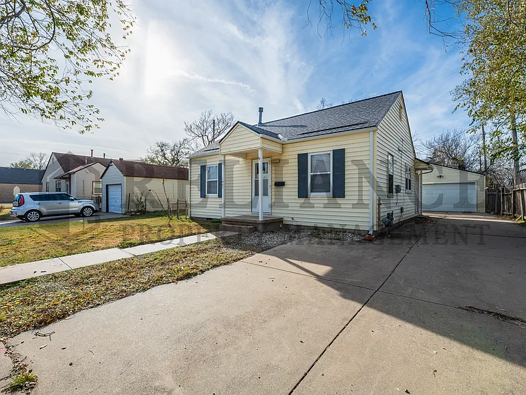 1047 S Glenn St — Photo 3