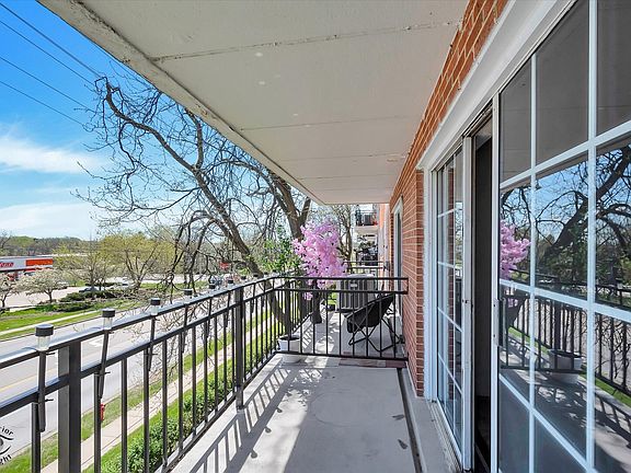 4th image of 1050 N Farnsworth Ave APT 301