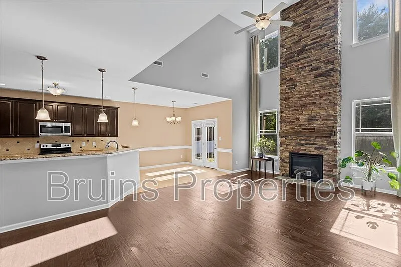 4 bed, 2.5 bath, 2660 sqft, $2,650 — Photo 4