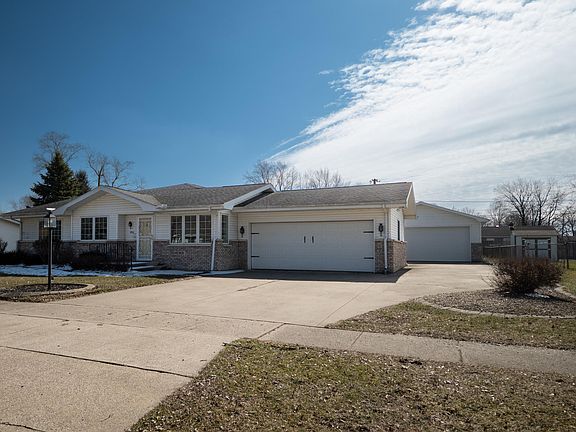 2nd image of 106 Prairie Ave