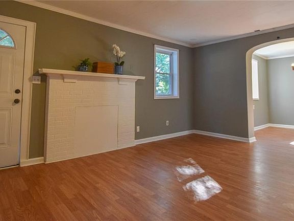 3rd image of 915 N Main St