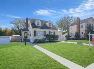 28 Jefferson Rd, Farmingdale, NY 11735