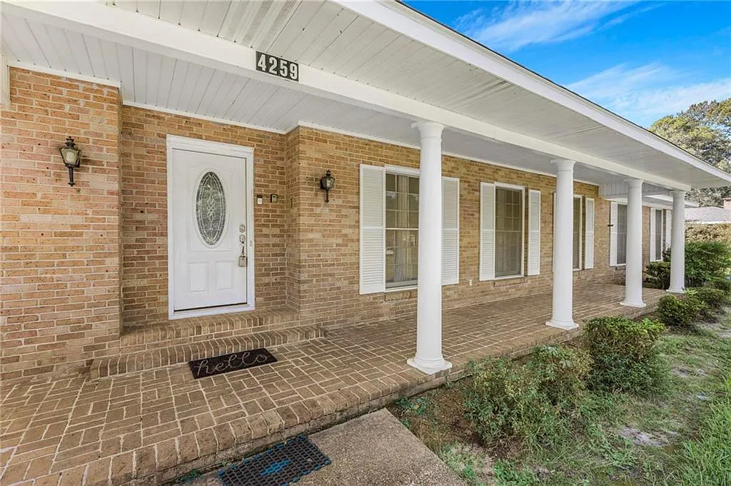 4 bed, 3.0 bath, 2196 sqft, $2,600 — Photo 2