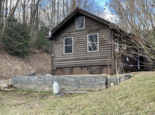 301 Falls Rd, Hampton, TN 37658