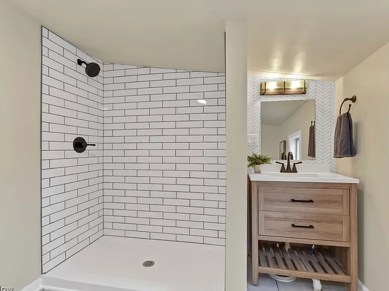 33381 Detroit Rd — Photo 30
