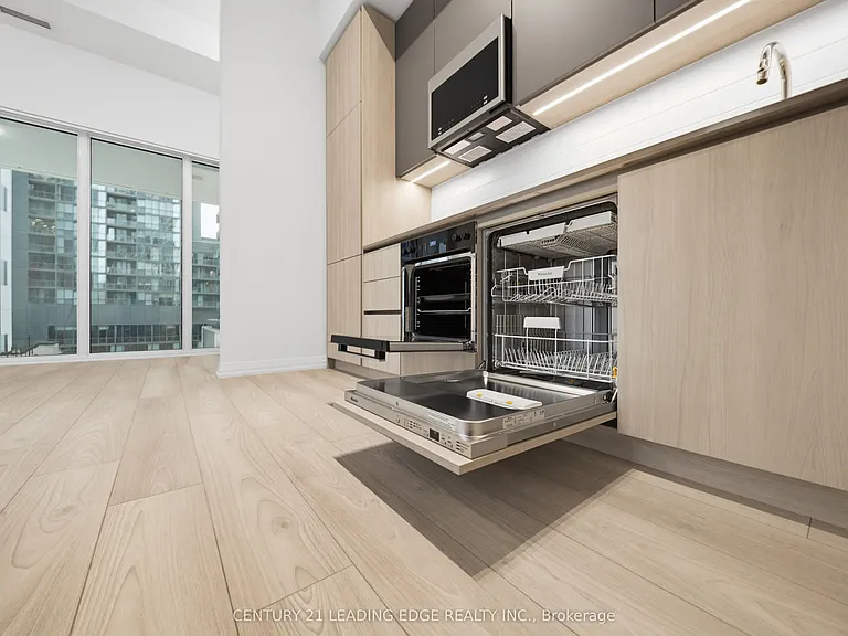 400 King St W #908 — Photo 7